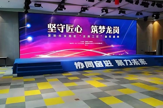 P4.8 HD 임대 LED 화면 16 비트 회색 스케일 7680Hz 갱신 속도 동적 무대 및 소매 디스플레이